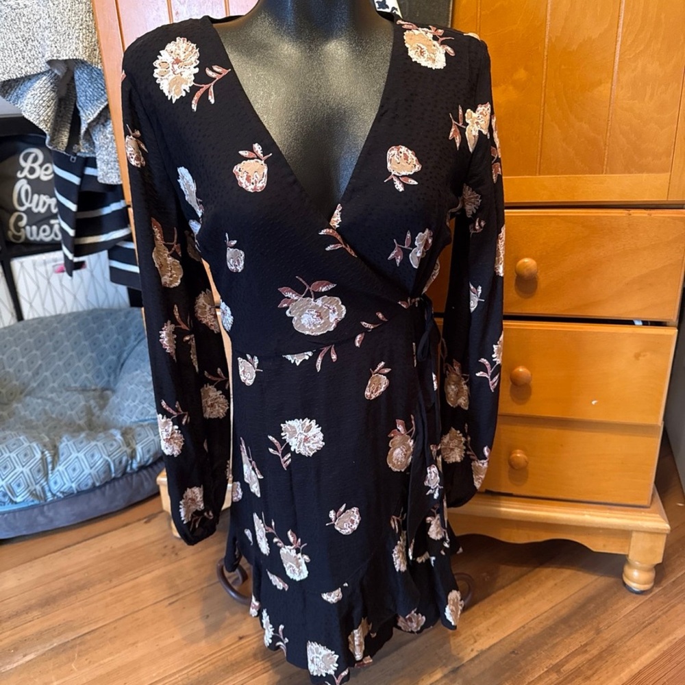Everly Black Floral Wrap Dress S 4–6 Long Sleeve Mini Tie Waist Slit